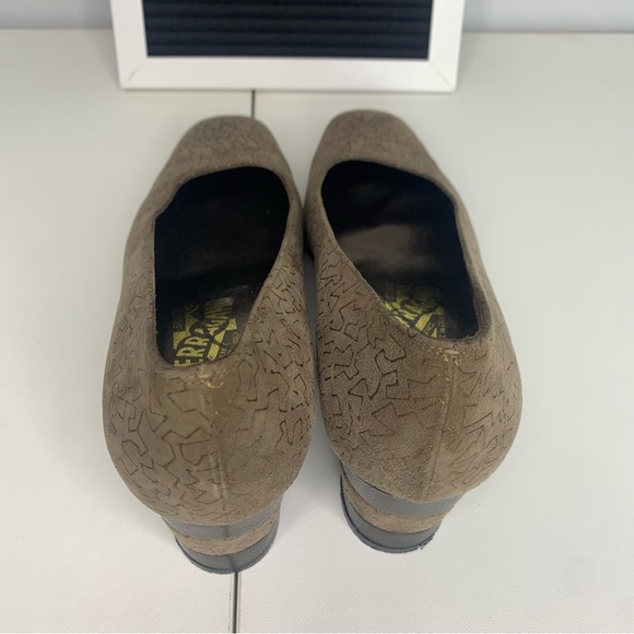 Salvatore Ferragamo Italian Women’s Taupe/Tan Low Heels Size 7 - Picture 6 of 12